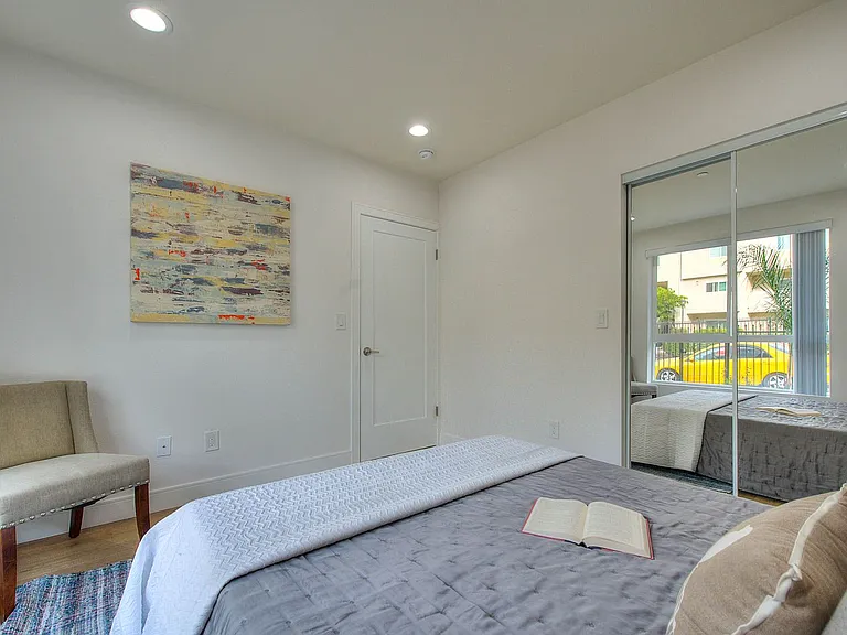 11732 Hamlin St — Photo 12