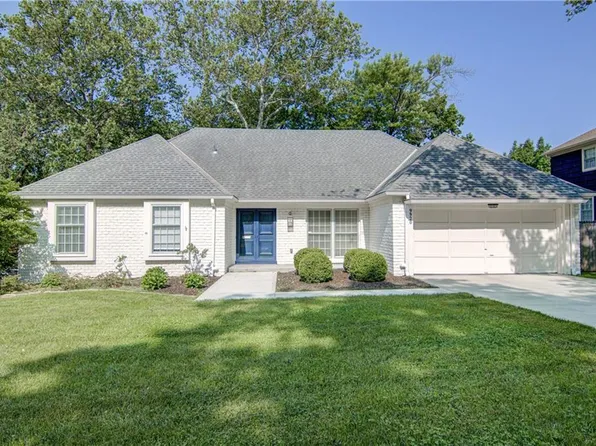 9920 Juniper Ln, Overland Park, KS 66207