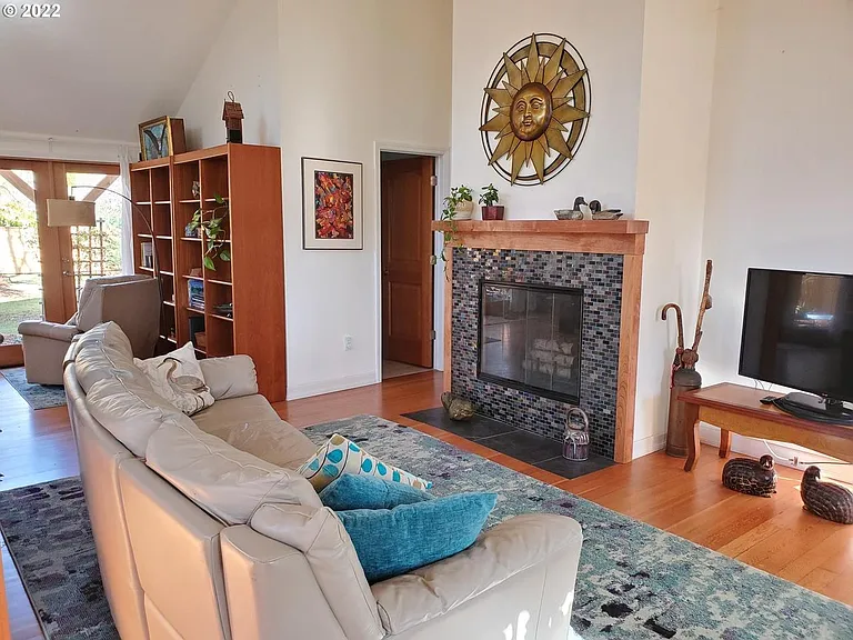325 E 31st Ave — Photo 9