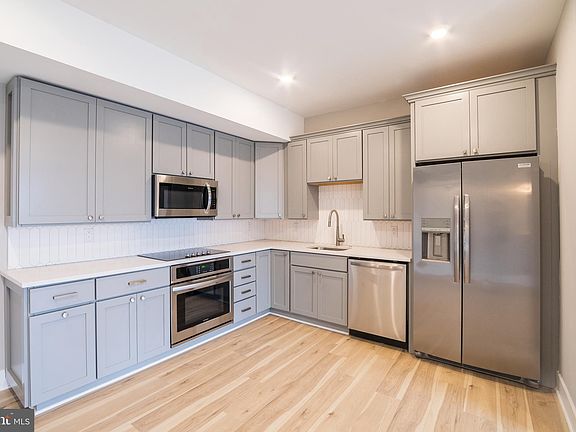 5th image of 2621 W Jefferson St Unit 3R