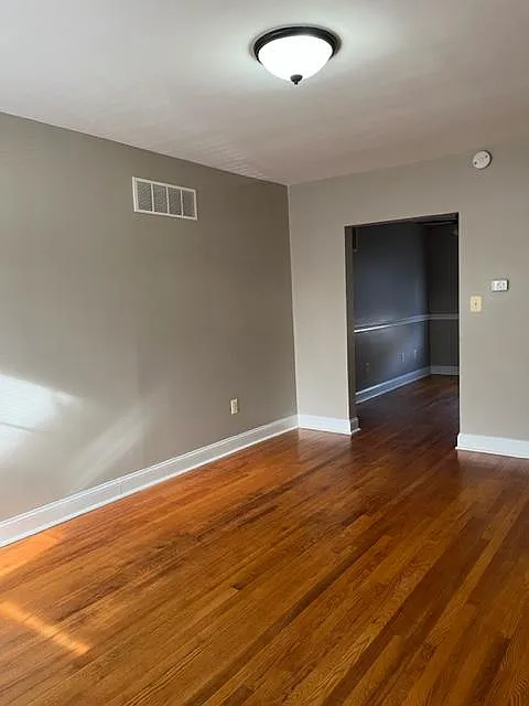 3 bed, 1024 sqft, $2,100 — Photo 2