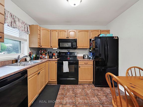 2nd image of 858 Chelsea Cres