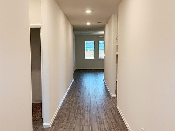 3rd image of 815 Sitwell Dr