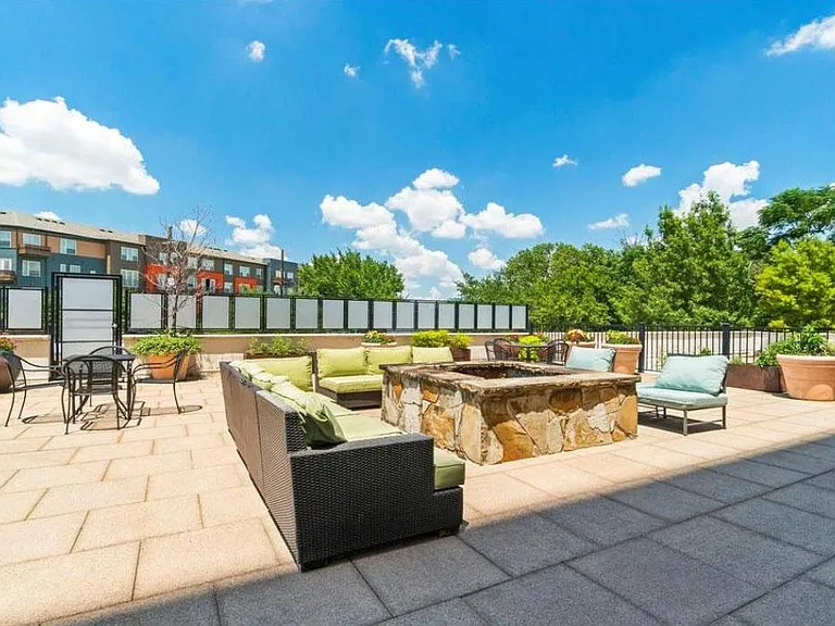 329 E Colorado Blvd #203 — Photo 5