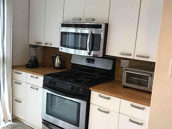 2nd image of 1529 Saratoga Pl