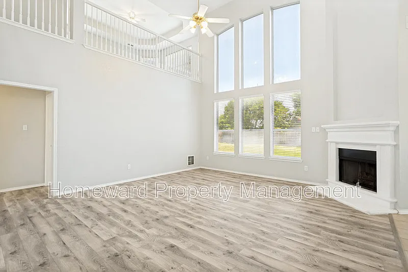 4 bed, 2.5 bath, 2688 sqft, $2,950 — Photo 4