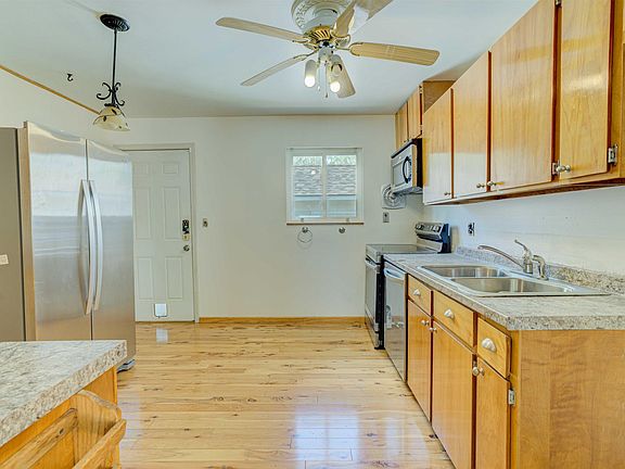 3rd image of 716 Coast St