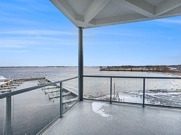 4th image of 2964 Lakeshore Dr Unit E403