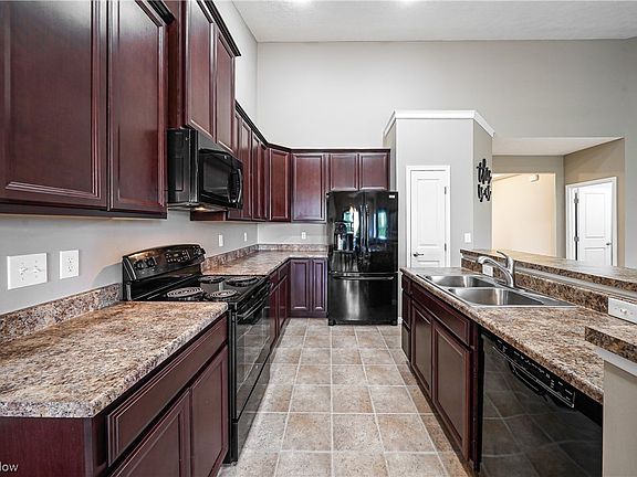 3rd image of 1584 Crescent Dr