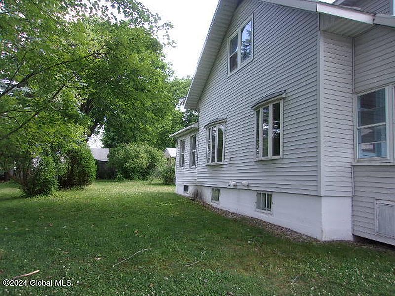 4th image of 105 E Decker Street