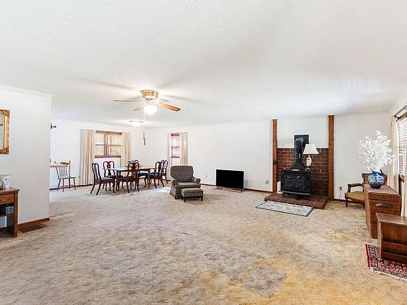 5th image of 225 Misty Hollow Ln