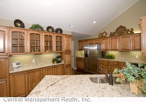 3rd image of 828 Dublin Dr