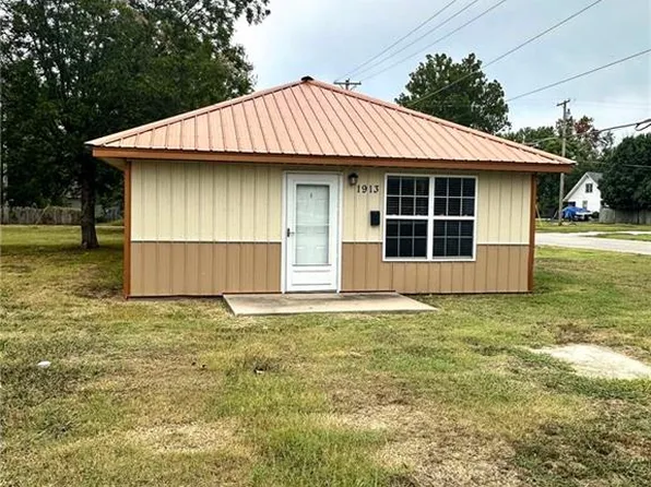 1913 Park Ave, Baxter Springs, KS 66713