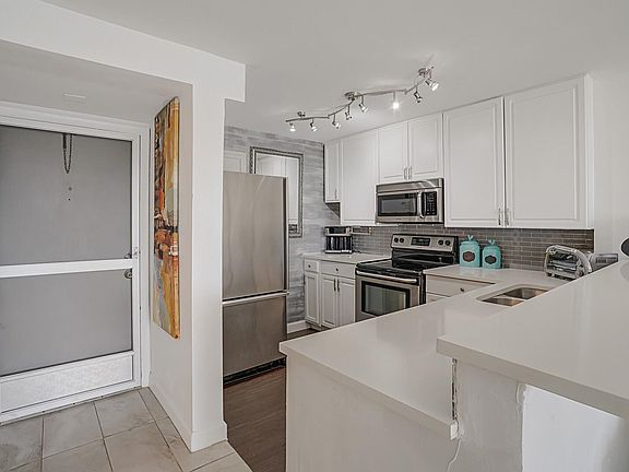 3rd image of 1609 N Riverside Drive #304