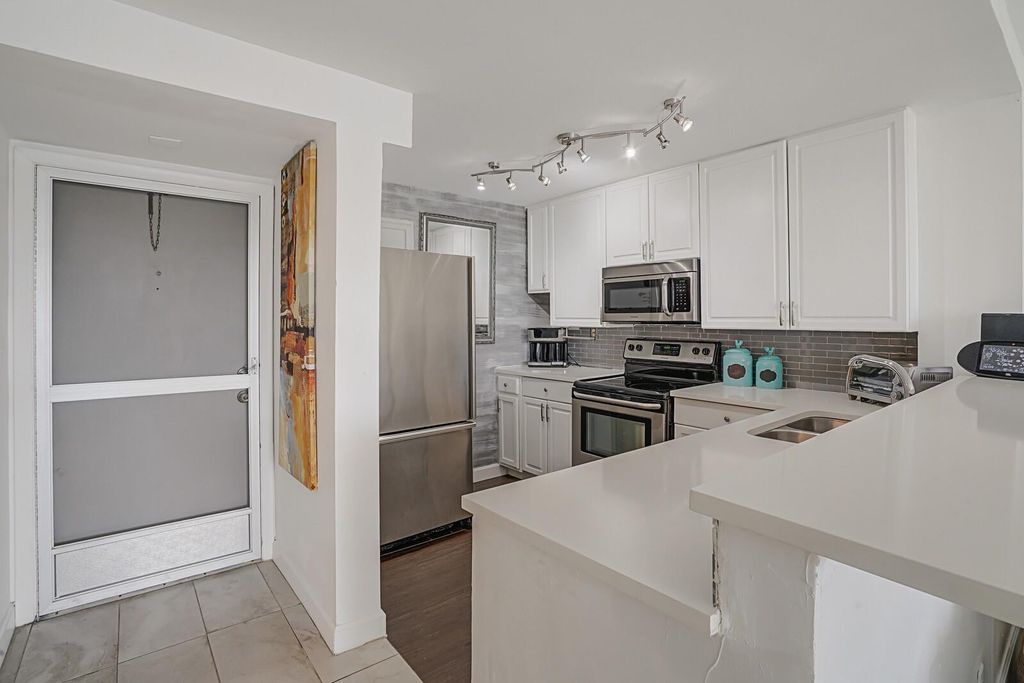 1609 N Riverside Drive Unit 304, photo 3