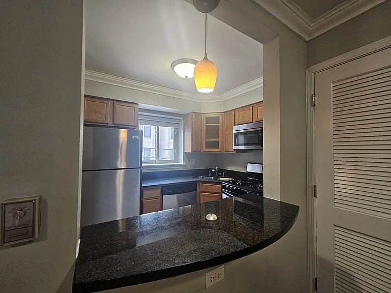 5454 Everett — Photo 24