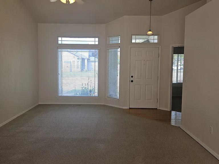 6086 S Guitar Ave — Photo 3
