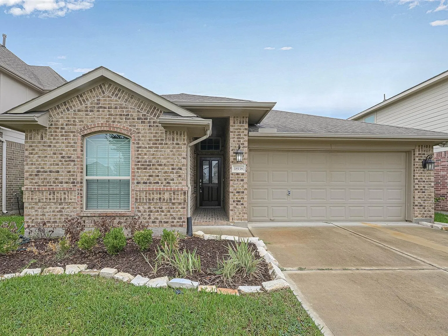3 bed, 2.0 bath, 1813 sqft, $2,200 — Photo 2