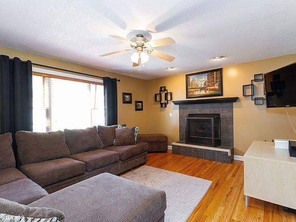 4th image of 1508 Surrey Dr