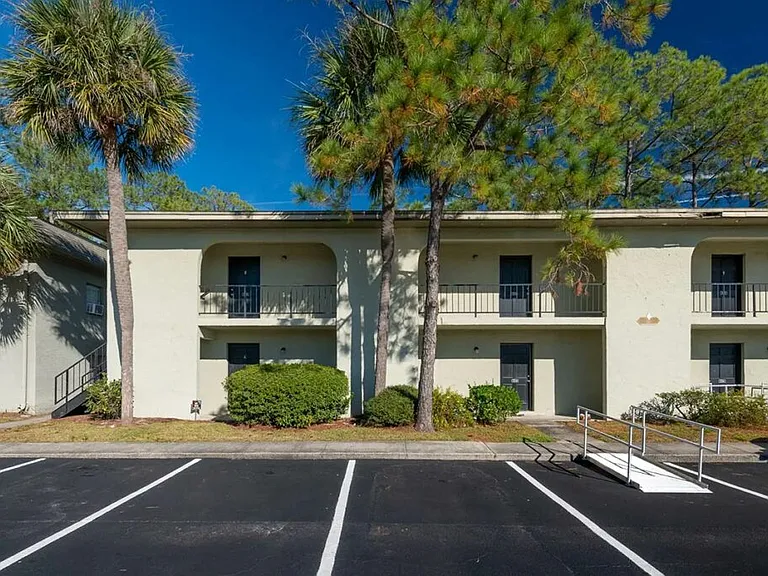 Oasis Club Apartments — Photo 39