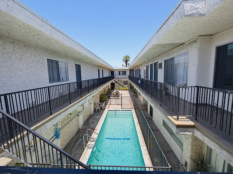 6907 Whitsett Ave Property — Photo 6