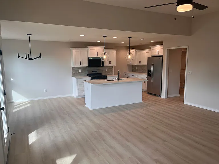 648 W Brook Hollow Rd — Photo 2