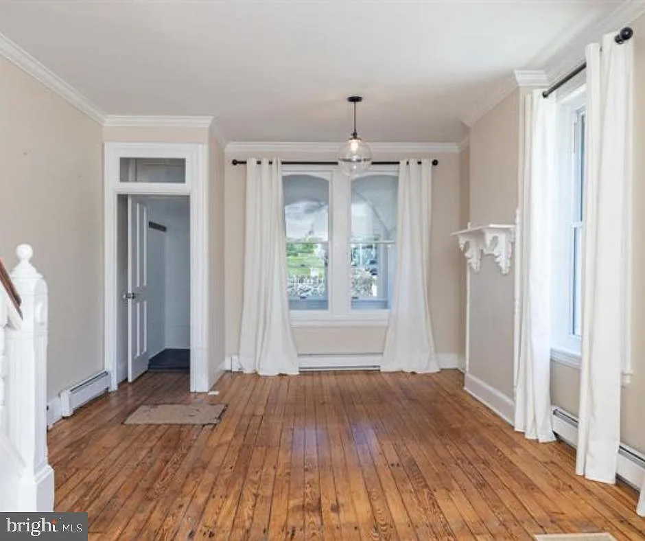 3 bed, 2.0 bath, 1725 sqft, $3,250 — Photo 2