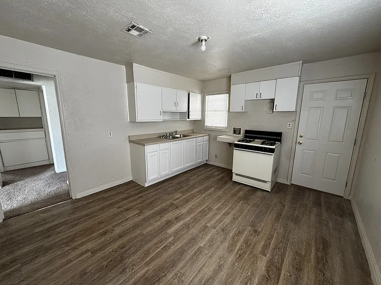 4220 Broaddus Ave — Photo 4