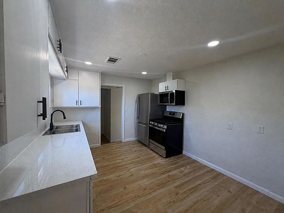 4th image of 2665 Princeton St
