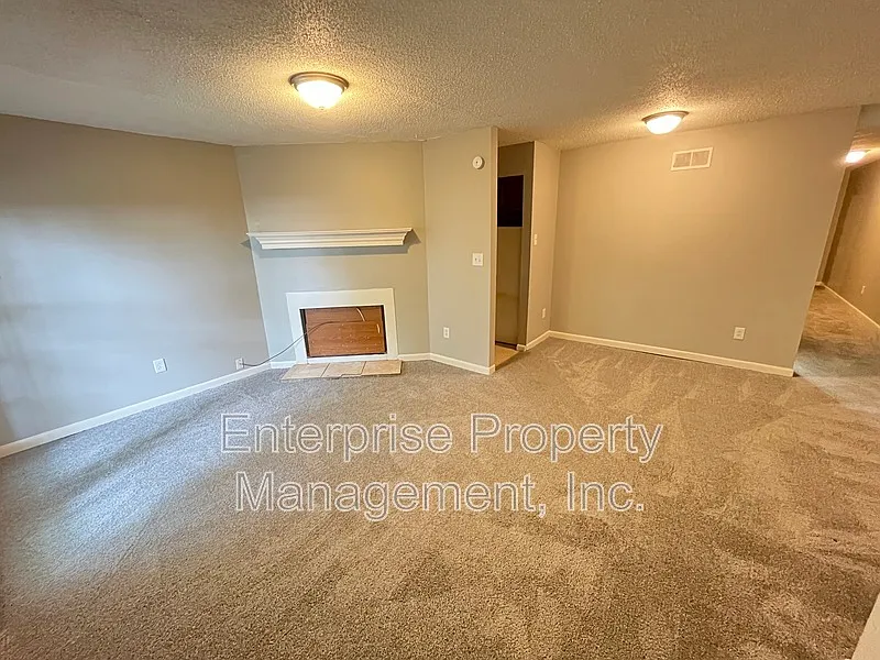 2 bed, 1.0 bath, 968 sqft, $895 — Photo 1