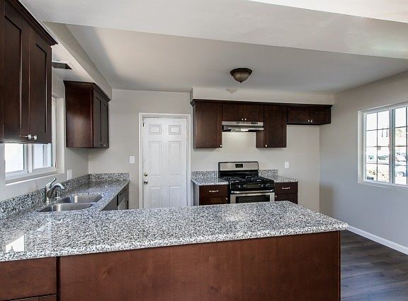 5th image of 487 Patricia Ln