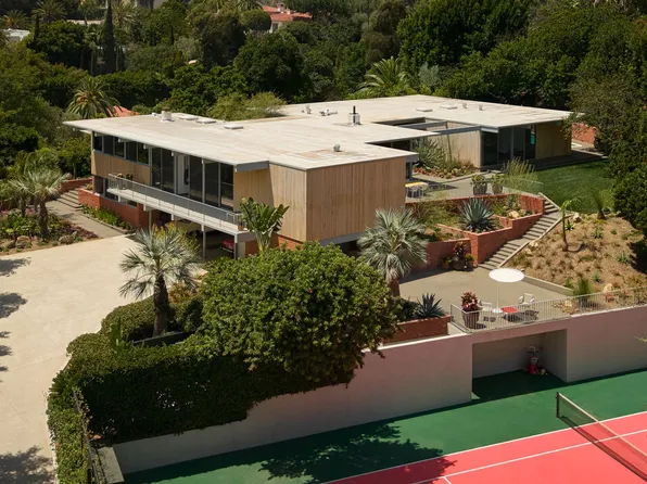 1035 Summit Dr, Beverly Hills, CA 90210