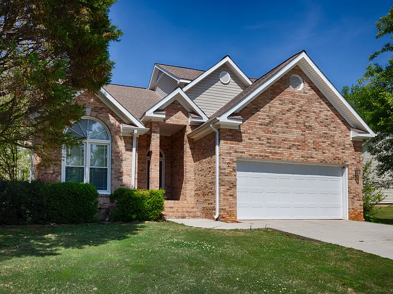 722 Highland Dr — Photo 2