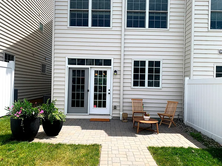 607 W Mulberry St — Photo 10
