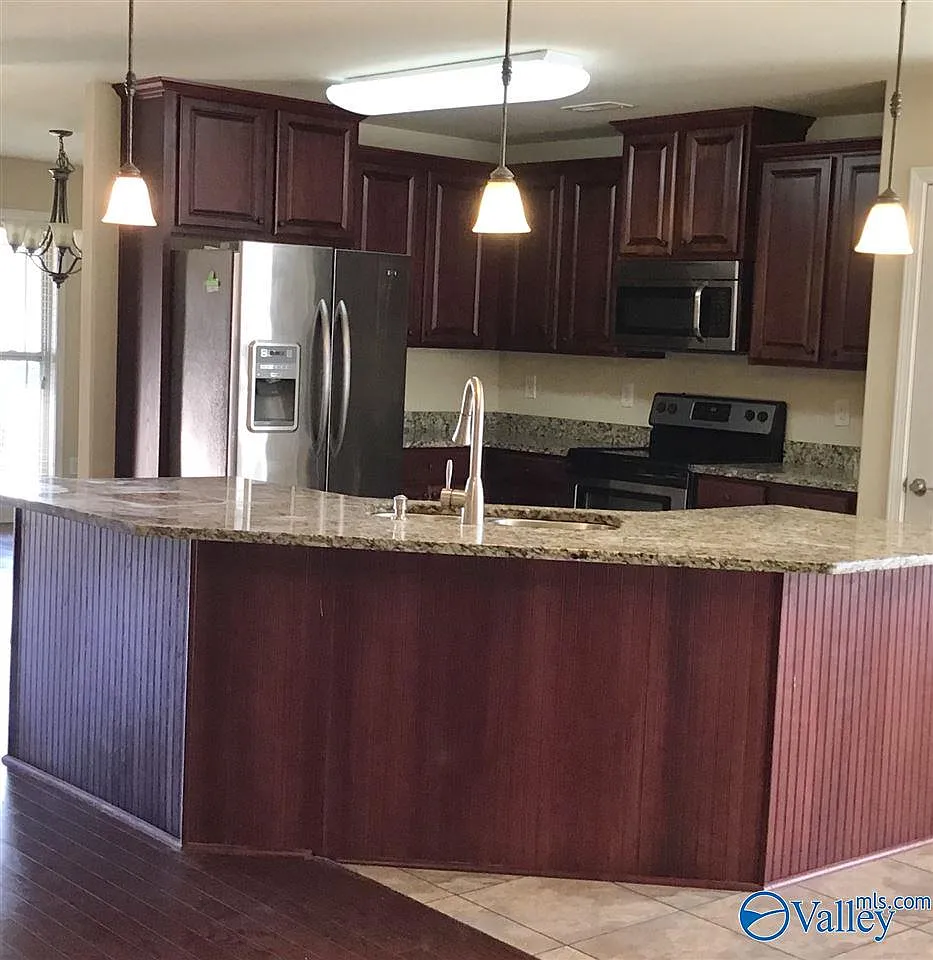 4 bed, 2.5 bath, 2253 sqft, $1,950 — Photo 4
