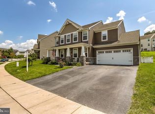 905 Cougar Pointe Cir, Seven Valleys, PA 17360