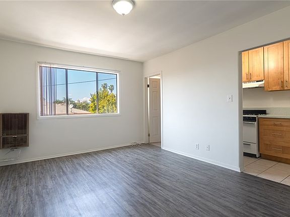 3rd image of 4907 Beverly Blvd APT 19