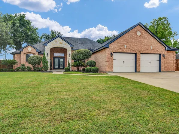 101 Deerwood Dr, Lake Jackson, TX 77566