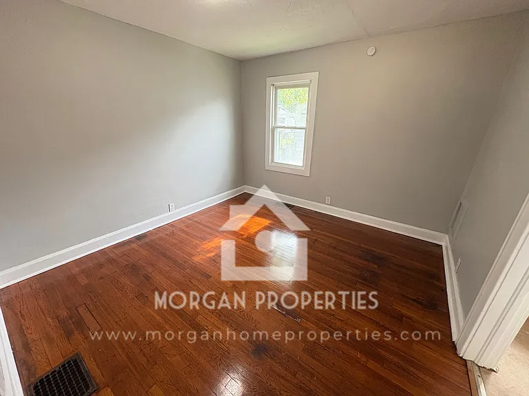 220 W 38th St — Photo 6