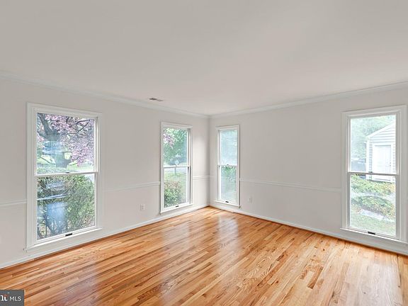 5th image of 106 Etnam St