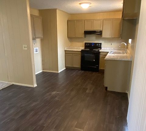 5th image of 653 N Genevieve Ave
