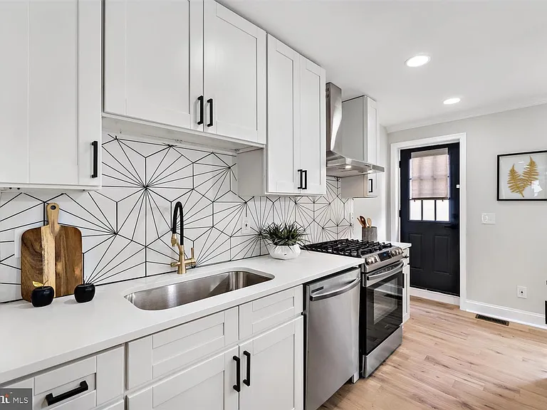 1013 S Baylis St — Photo 8