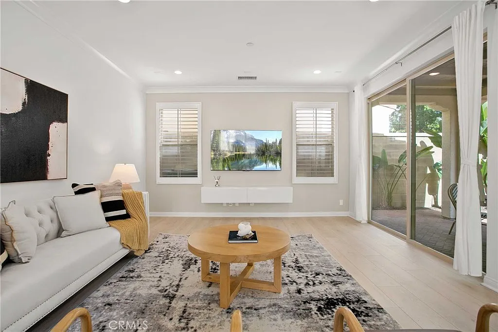 3 bed, 1979 sqft, $6,000 — Photo 2