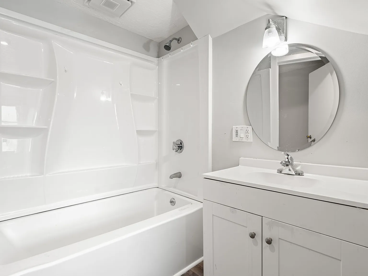 3 bed, 950 sqft, $2,000 — Photo 2