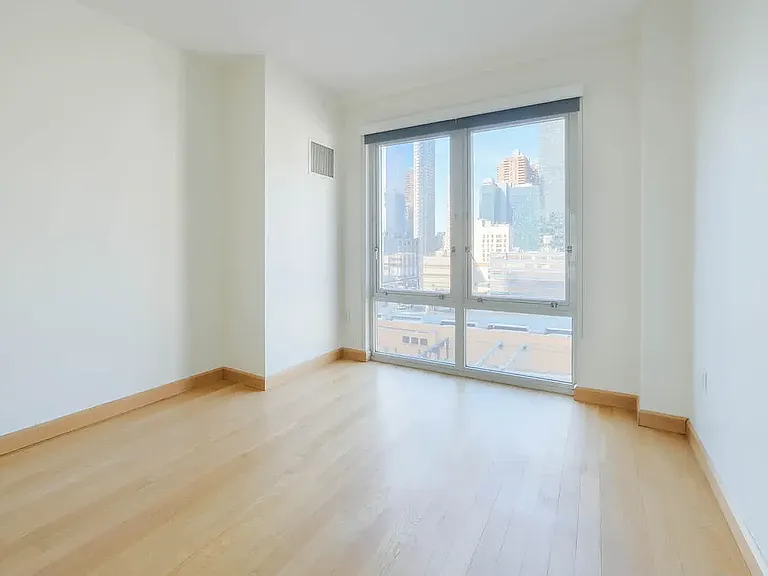 431 W 37th St #5E — Photo 15