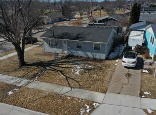 800 Cheyenne Rd NW, Cedar Rapids, IA 52405