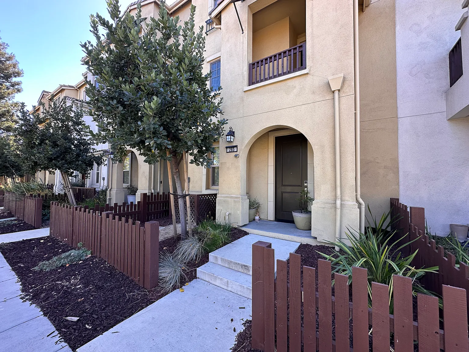 4 bed, 3.5 bath, 1734 sqft, $6,400 — Photo 2