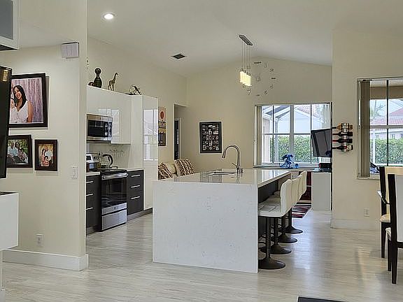 3rd image of 863 Savannah Falls Dr