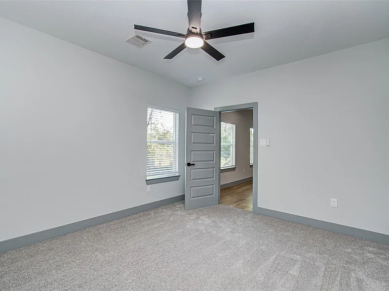 835 S Victory Dr — Photo 25