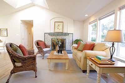Living Rm w/ Fplce